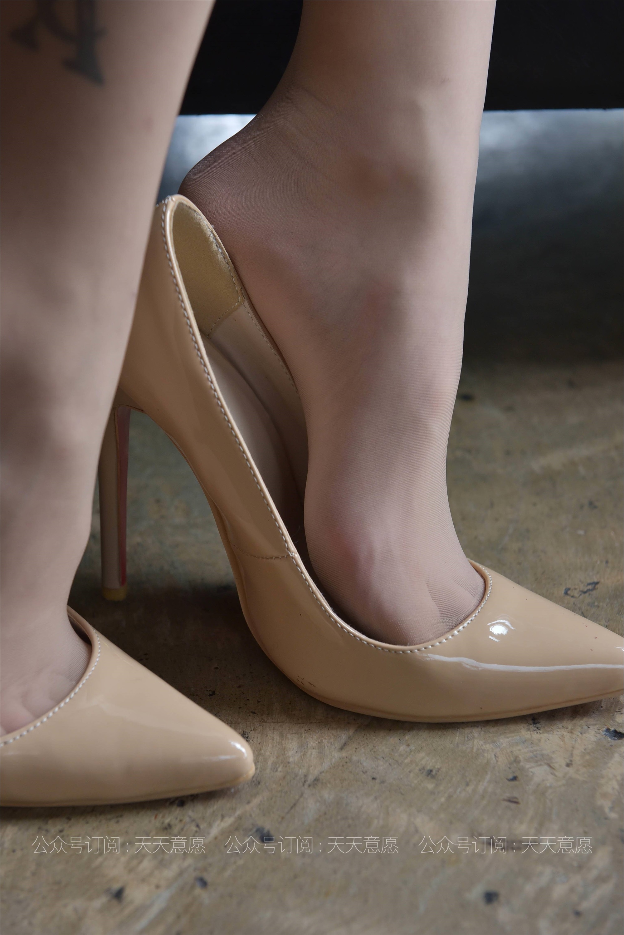 IESS异思趣向 - 模特：潇潇《红裙职业装展示》